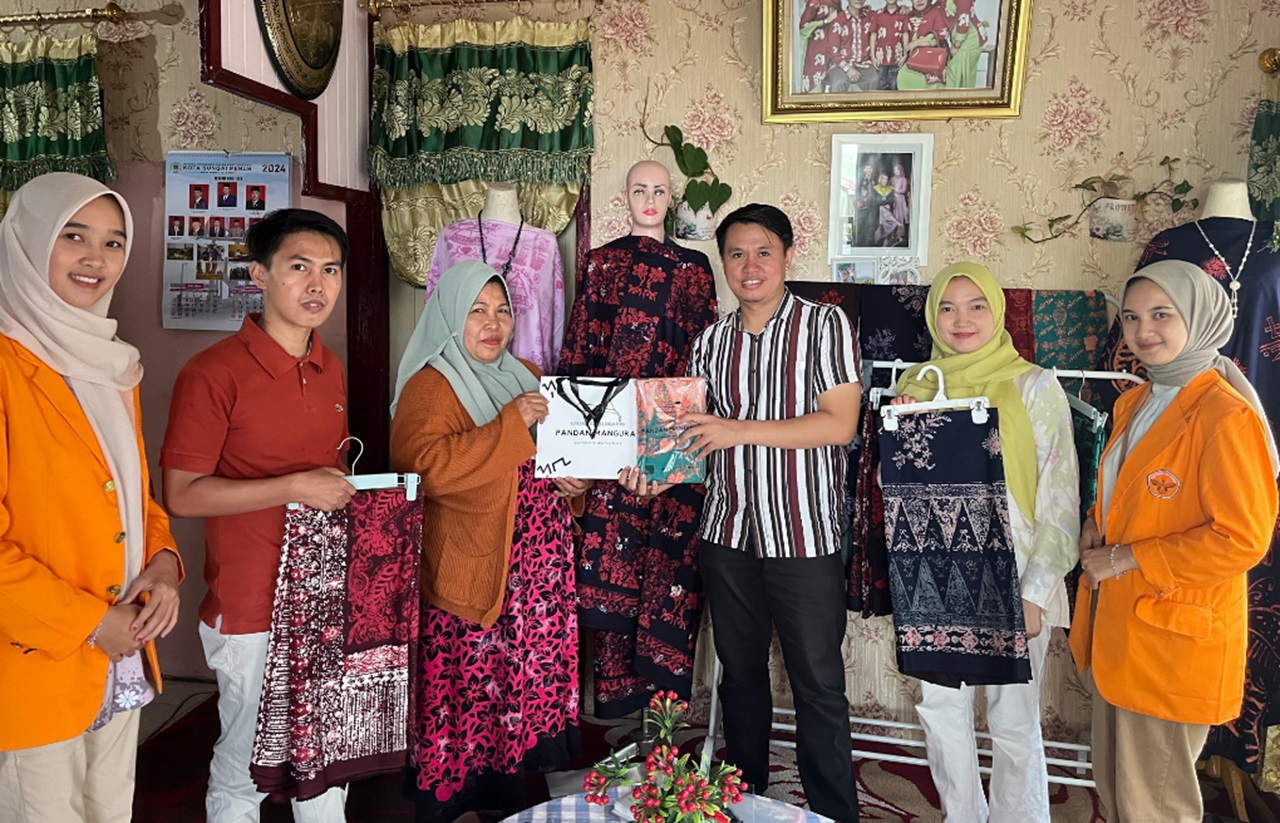 Tim Pengabdian FST UNJA Bantu Batik Incung Go Digital