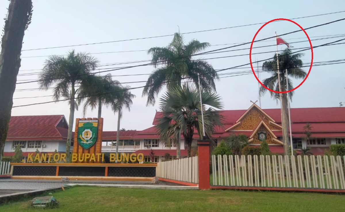 Heboh Kantor Bupati Bungo Mengibarkan Bendera Polandia