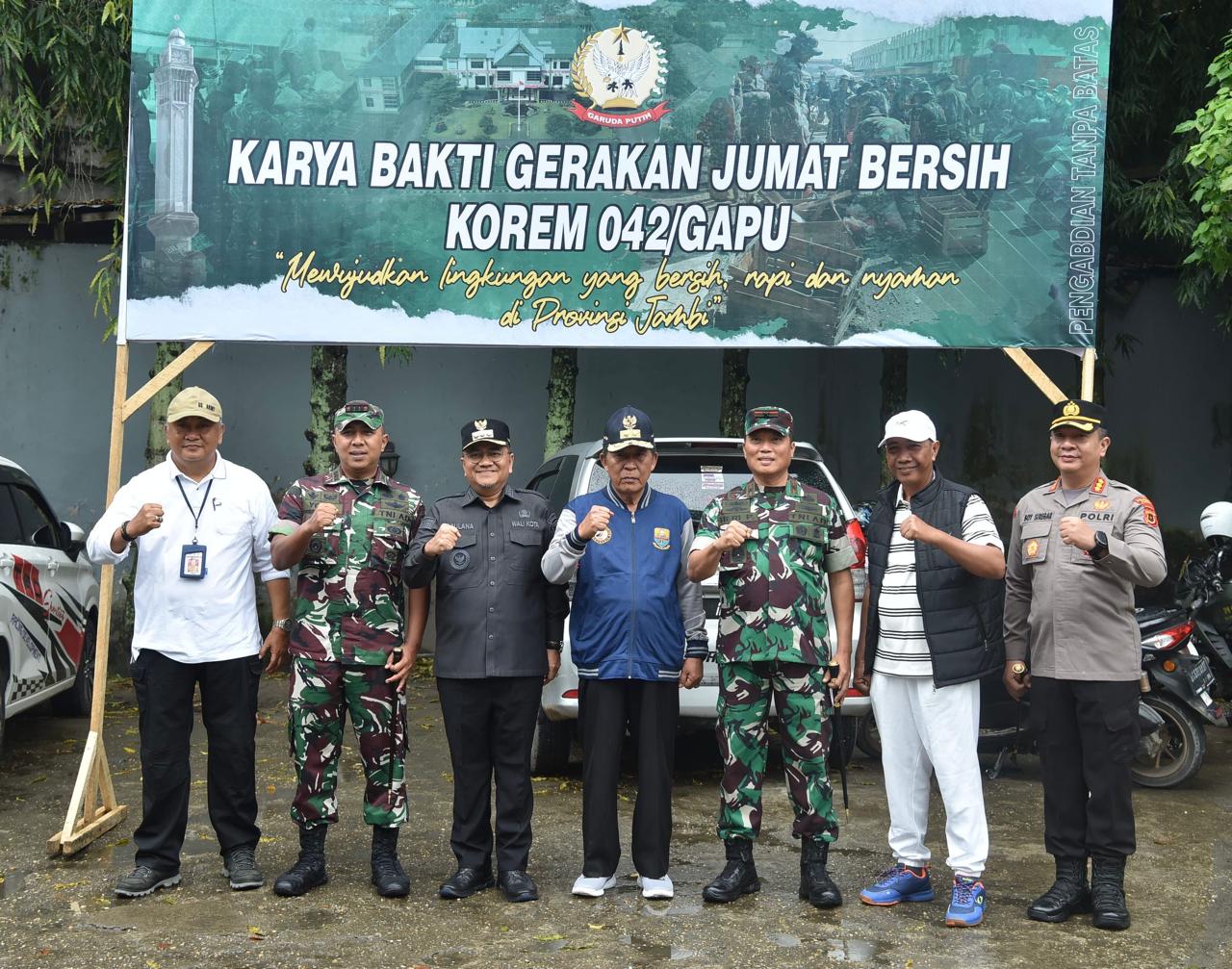 Bersama TNI-Polri, Wali Kota Jambi Gotong Royong di Pasar Talang Banjar