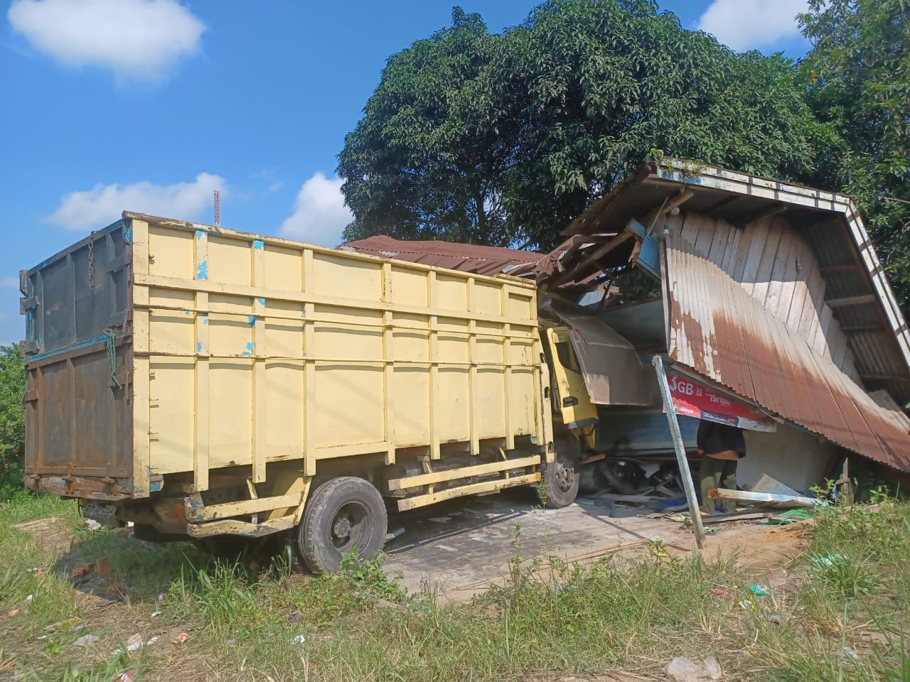 BREAKING NEWS: Truk Batu Bara Hantam Rumah Warga Hingga Ambruk, Bocah 4 Tahun Kritis