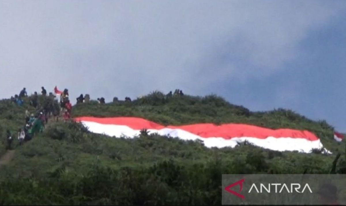 Ribuan Pendaki Bentangkan Bendera Raksasa Atas Puncak Gunung di Provinsi Bengkulu