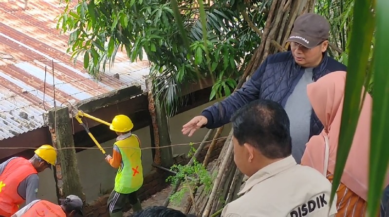 Tembok Rumah Warga Nyaris Roboh Menimpa Sekolah, Ketua DPRD Kemas Faried Langsung Turun ke Lapangan 