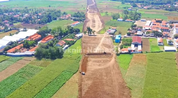   Update Tol Probowangi di Desa Sumber Anyar, Sumberrejo dan Binor, Pekerja Fokus Membuat Parit Untuk Irigasi