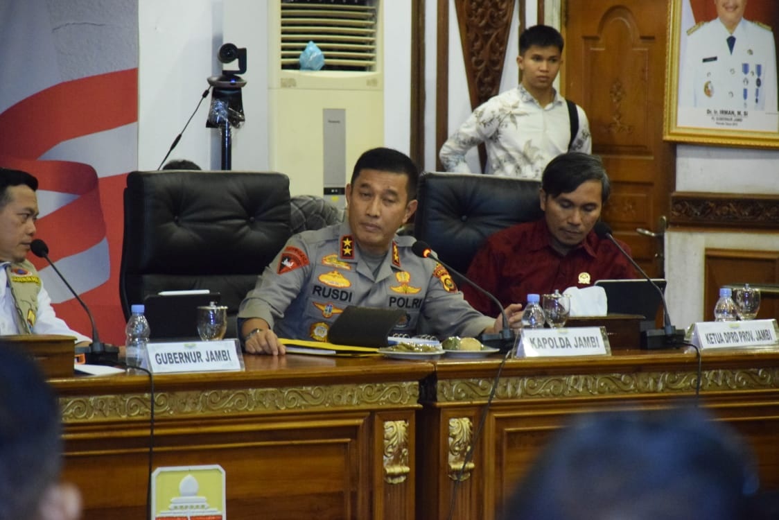 Kapolda Jambi Ikuti Rakor Penanggulangan Karhutla, Kepala BNPB RI Serahkan Beberapa Alat Bantuan