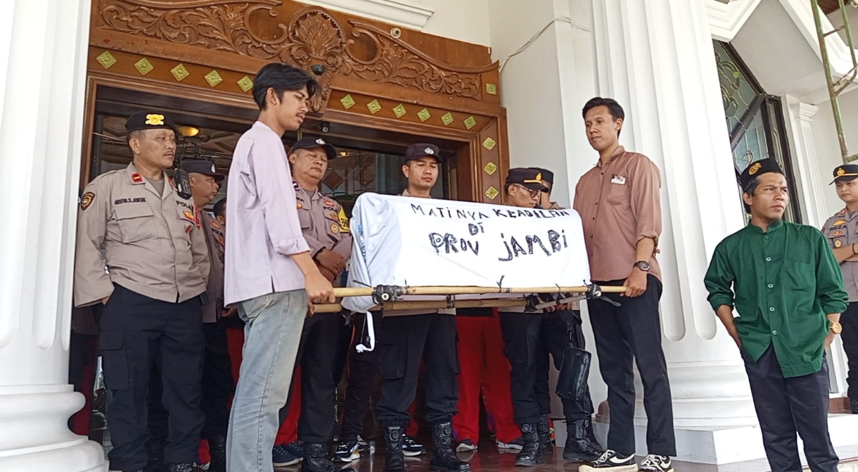 Geram Jalan Khusus Batu Bara Tinggal Janji, Pemuda Jambi Antar Keranda Mayat ke Kantor Gubernur 