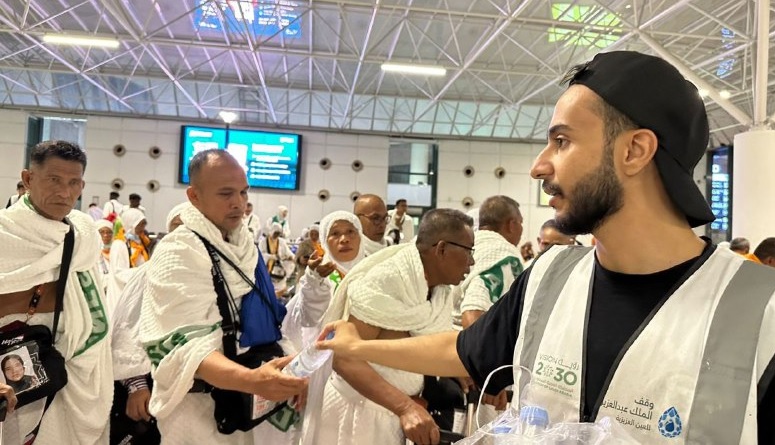 Tiba di Jeddah, Jemaah Haji Indonesia Dapatkan Air Zam-zam Gratis