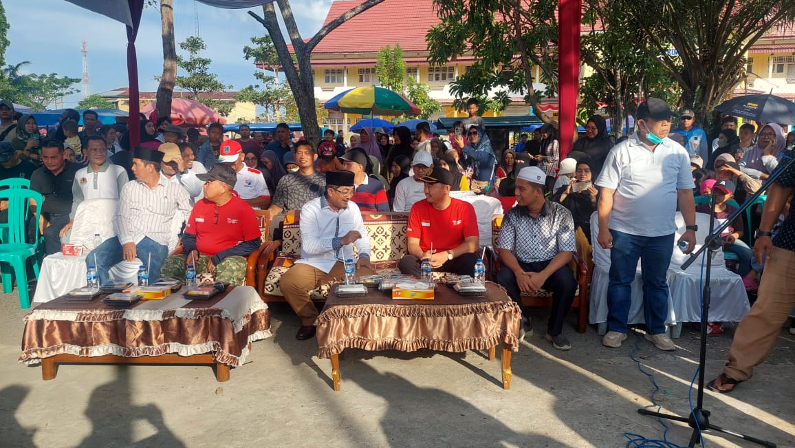 Bupati Lepas Lomba Panjat Pinang HUT RI Ke-79 dan Hari Jadi Tanjabbar Ke-59