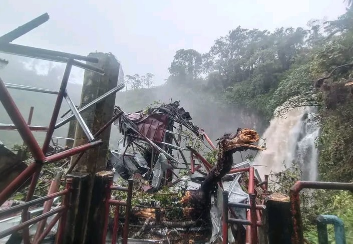 Longsor dan Pohon Tumbang di Air Terjun Telun Berasap Kayu Aro 