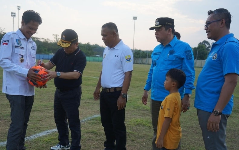 Didampingi Pj Bupati Merangin, Gubernur Buka Turnamen Bola Apdesi II