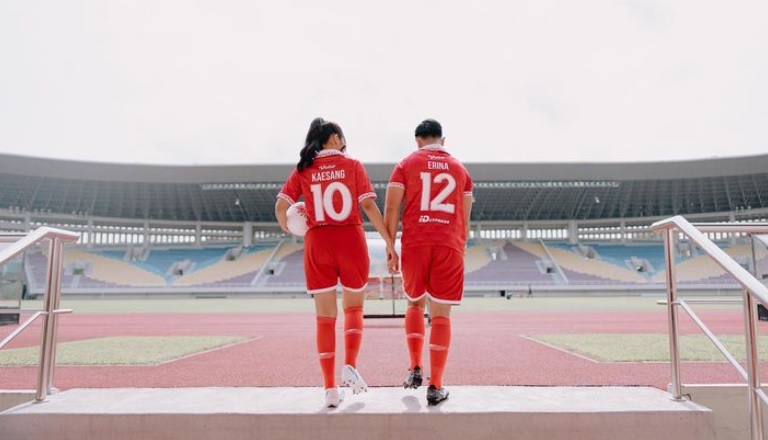 Foto Pre Wedding Kaesang-Erina Gudono Pakai Jersey Bola di Stadion Manahan Solo