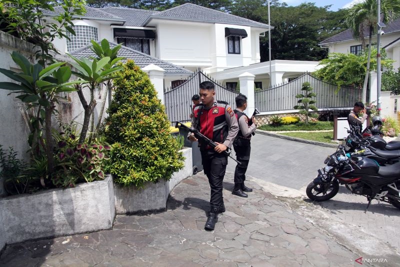 KPK Geledah Rumah Kadis PUPR Sumut Nonaktif, Sita Rp2,8 Miliar dan 2 Senpi 