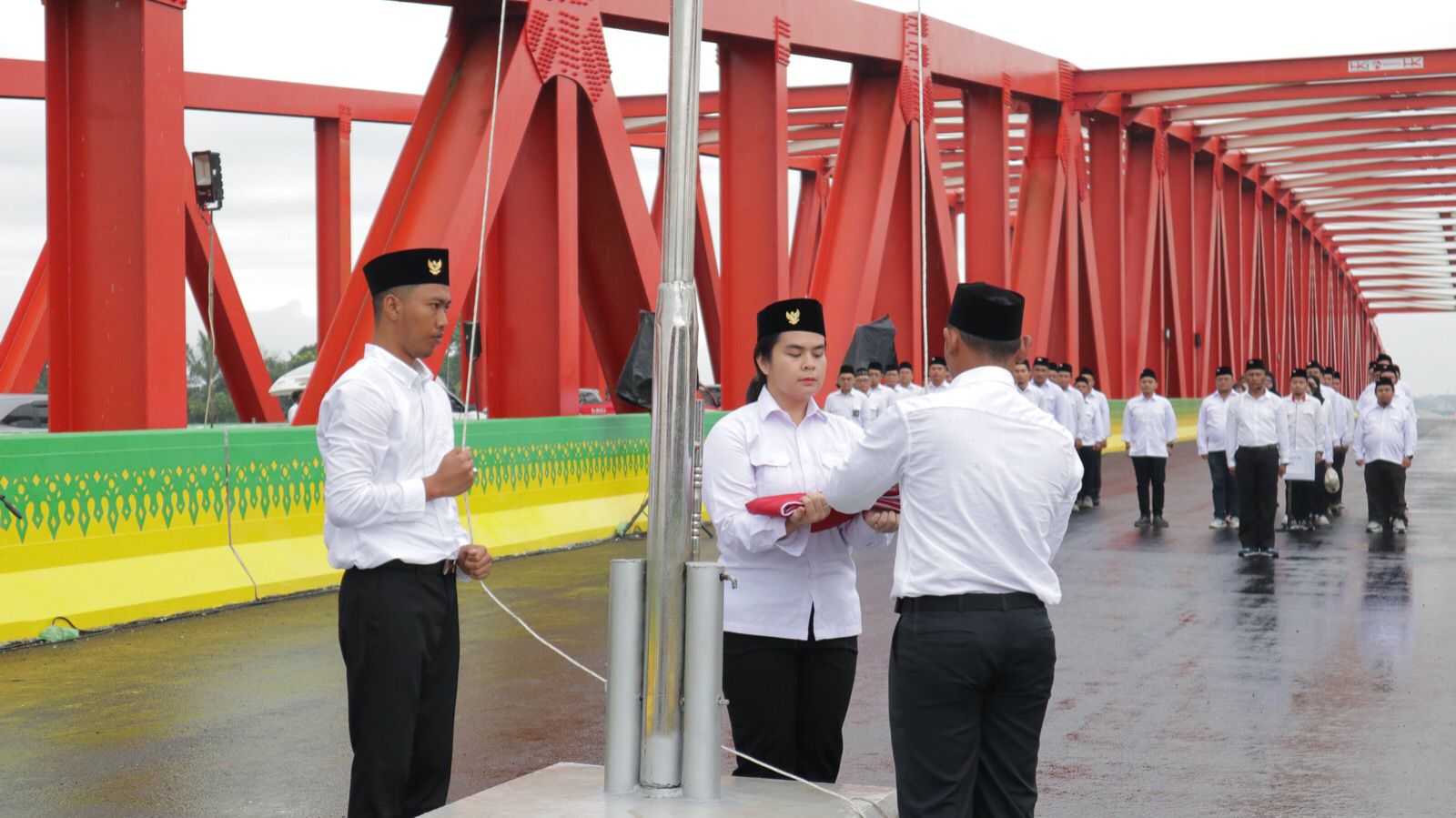 Merinding! HK Upacara di Atas Jembatan Merah Tanpa Pilar di JTTS