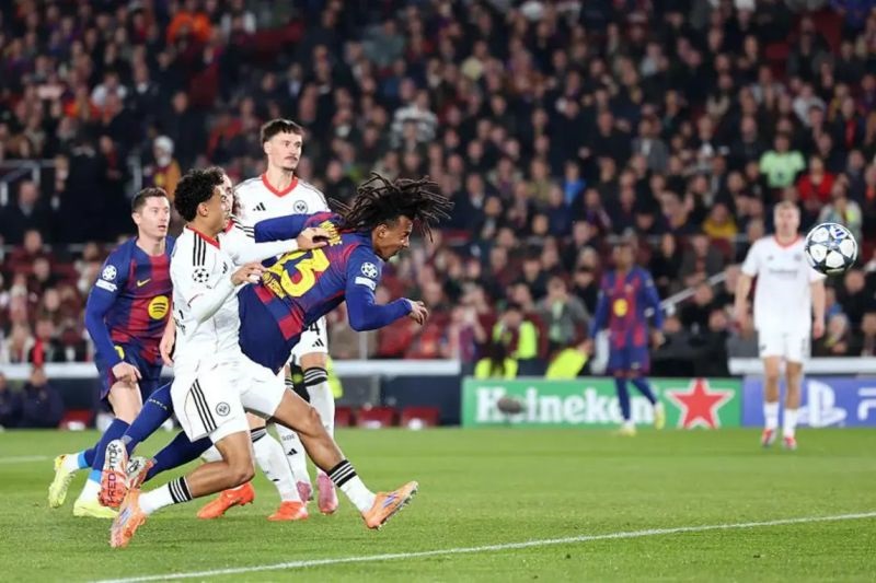 Barcelona Sikat Frankfurt 2-1, Jules Kounde Borong Gol
