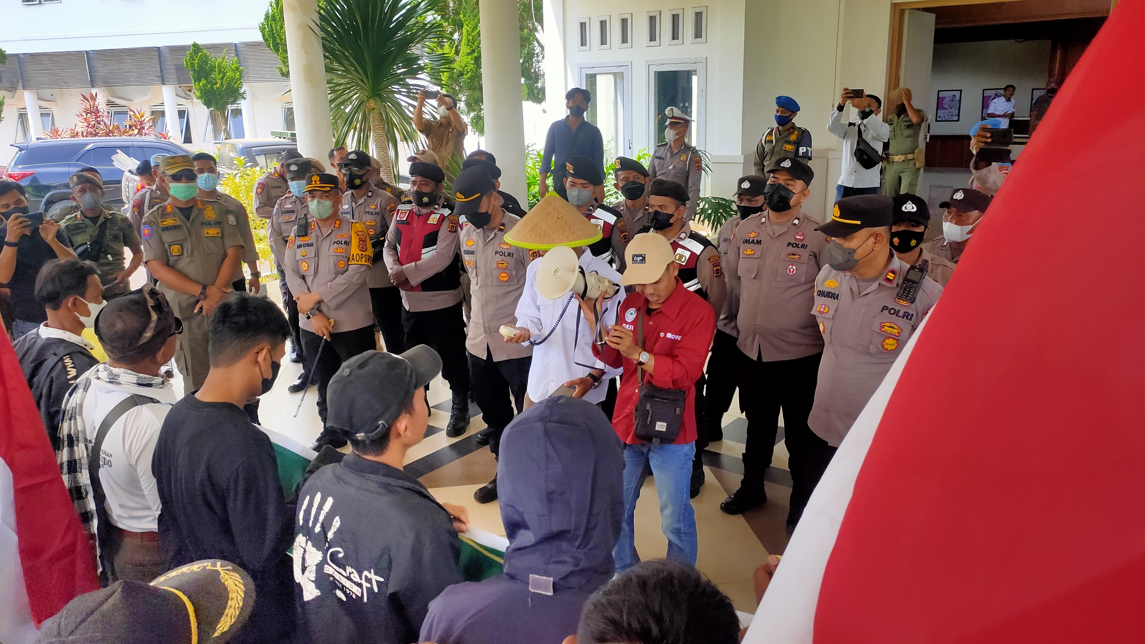 Petani Sawit di Tanjabtim Unjuk Rasa ke Kantor Bupati