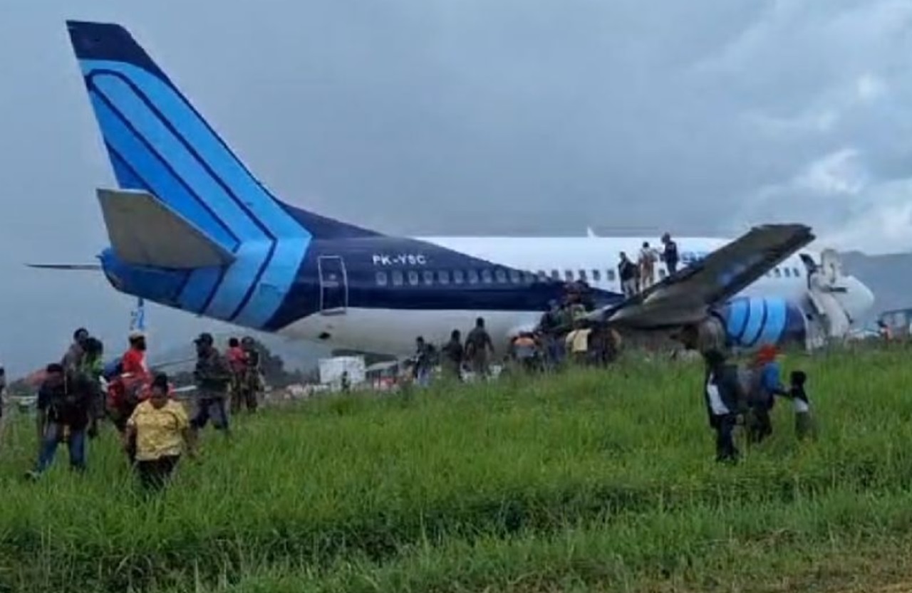 Penumpang Pesawat Trigana Air Buka Pintu Darurat Lalu Melompat