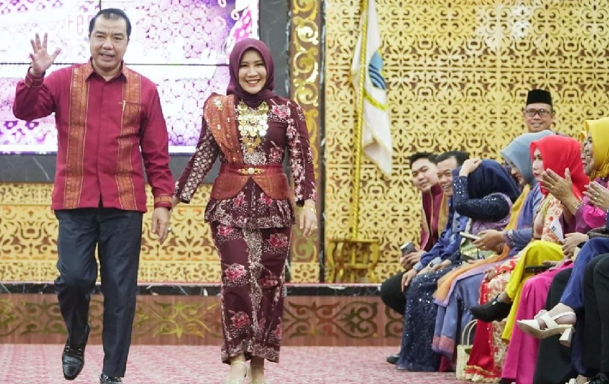 H Mukti Bersama Hj Indria Tampil Memukau,  Pada Festival Tenun Songket dan Batik Jambi Kantor Gubernur Jambi