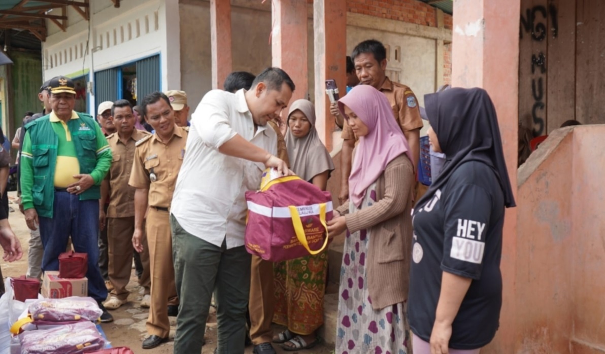 Kebutuhan Bayi Jadi Prioritas, Bupati M. Syukur Tinjau Korban Banjir Lembah Masurai