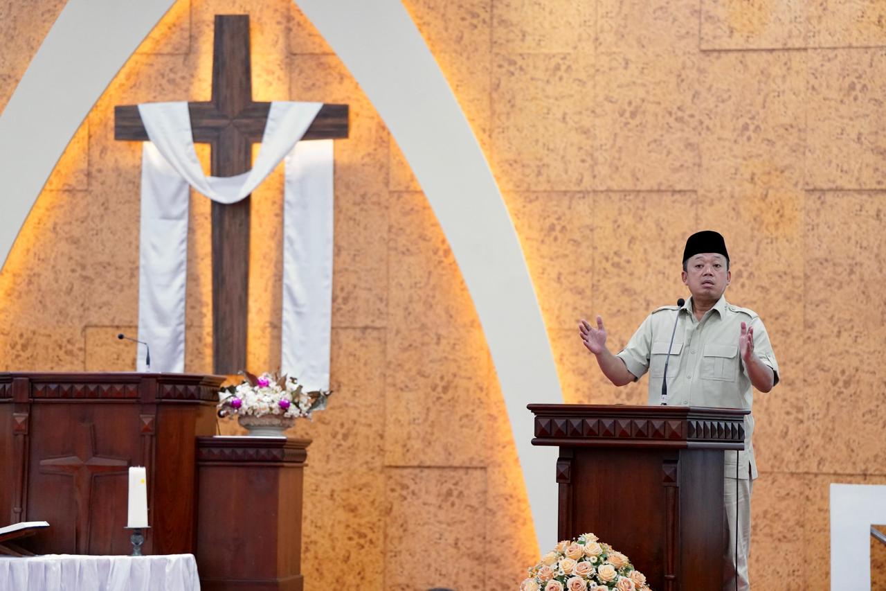 Terima Sertipikat Hak Milik untuk Gereja Kristen Pasundan