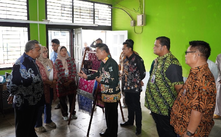 Didampingi Kakanwil Kemenkumham Jambi Wamenaker RI Lihat Proses Menjahit dan Pembuatan Batik di Lapas Jambi