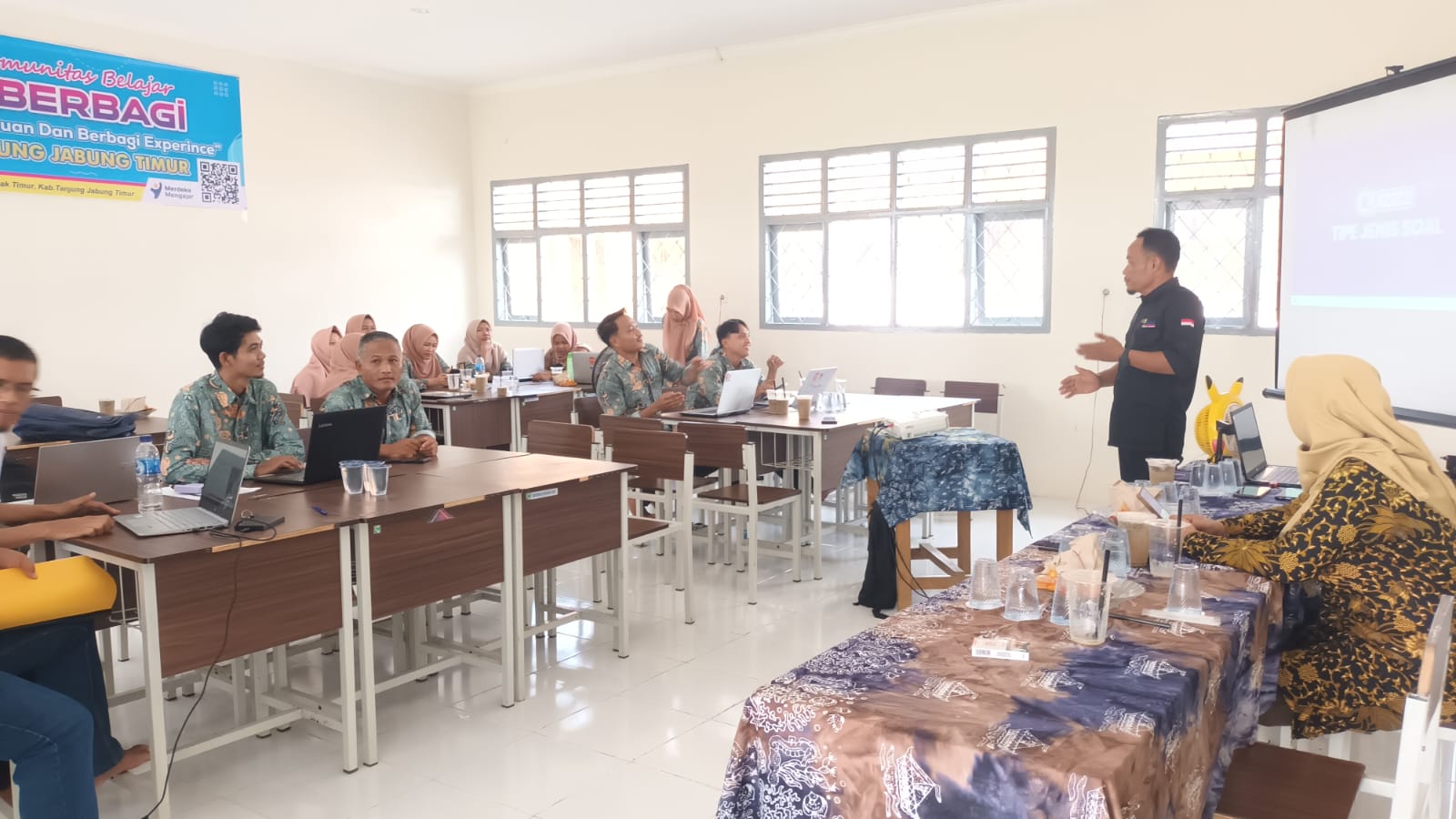 Sosialisasi Quizizz di SMKN 6 Tanjung Jabung Timur untuk Tingkatkan Pembelajaran Berbasis Teknologi