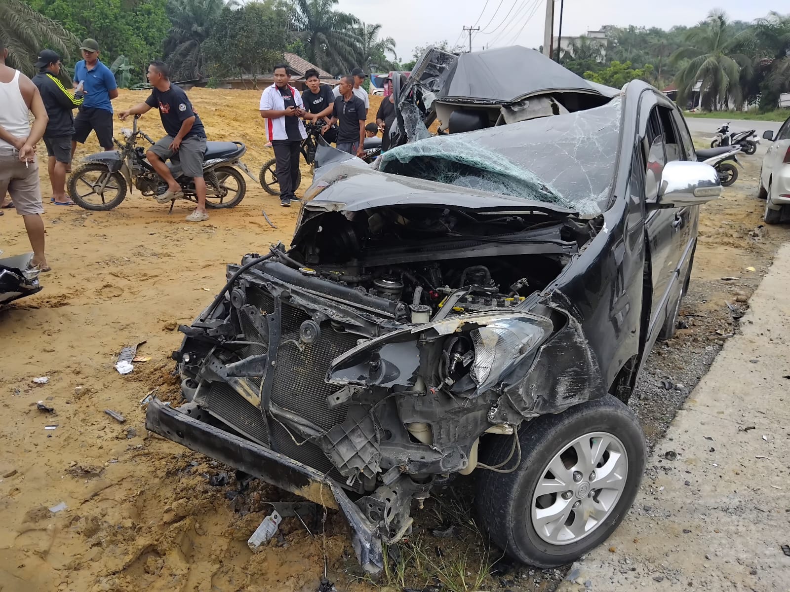Laka Lantas di Lintas Timur, Bus dan Innova Bertabrakan Enam Orang Luka