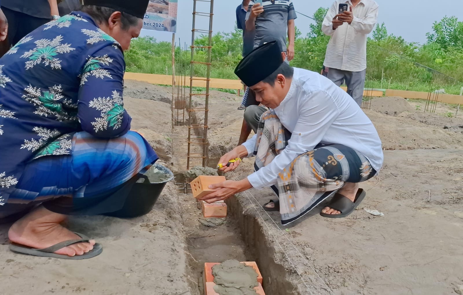 Cabup Muaro Jambi Zuwanda Laksanakan Peletakan Batu Pertama Musholla Al Mutathahhirin di Tangkit