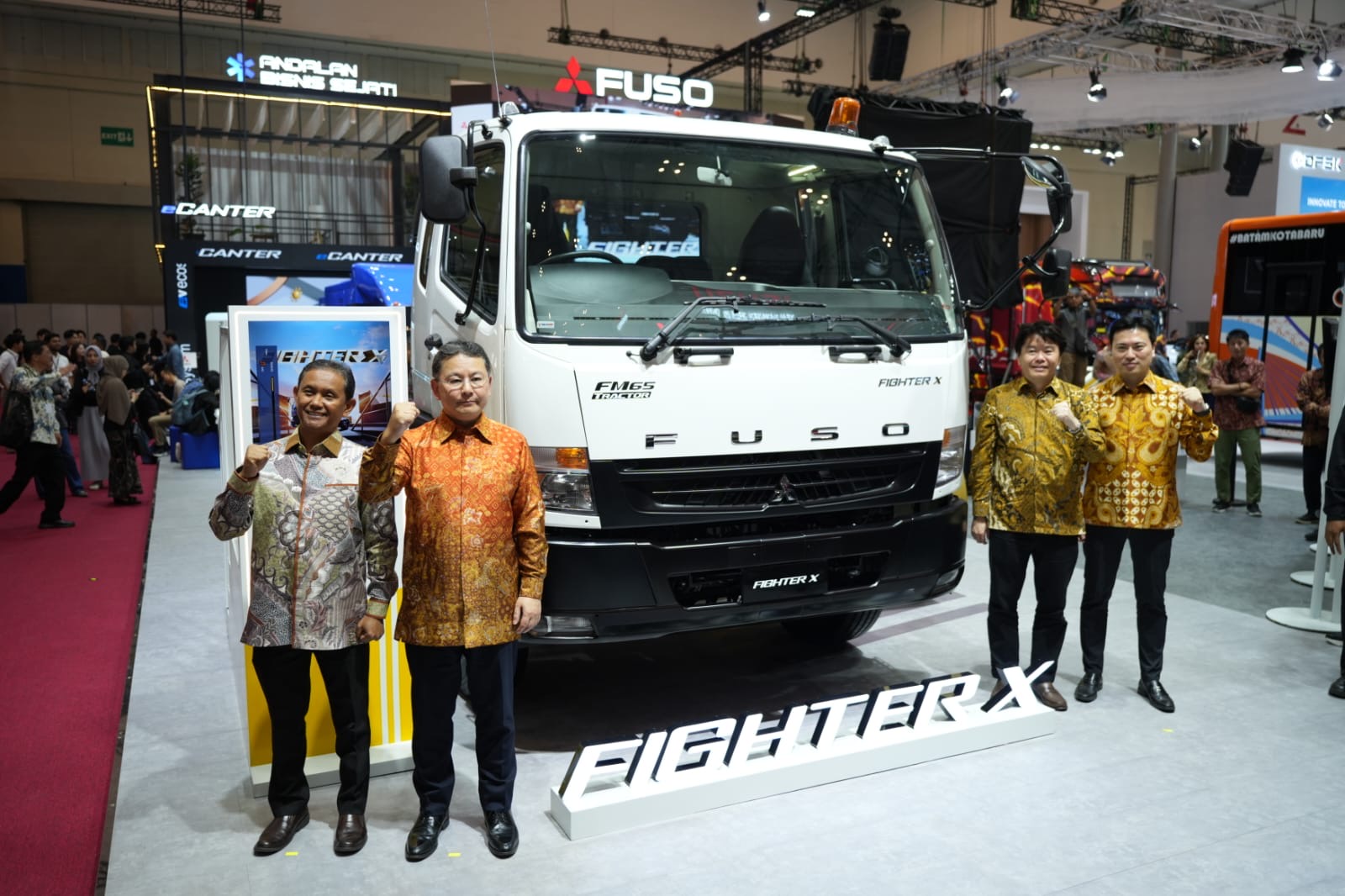 Momen 55 Tahun Mitsubishi Fuso: Hadirkan Truk Mobile Charging eCanter dan Varian Tractor Head Baru di GIIAS