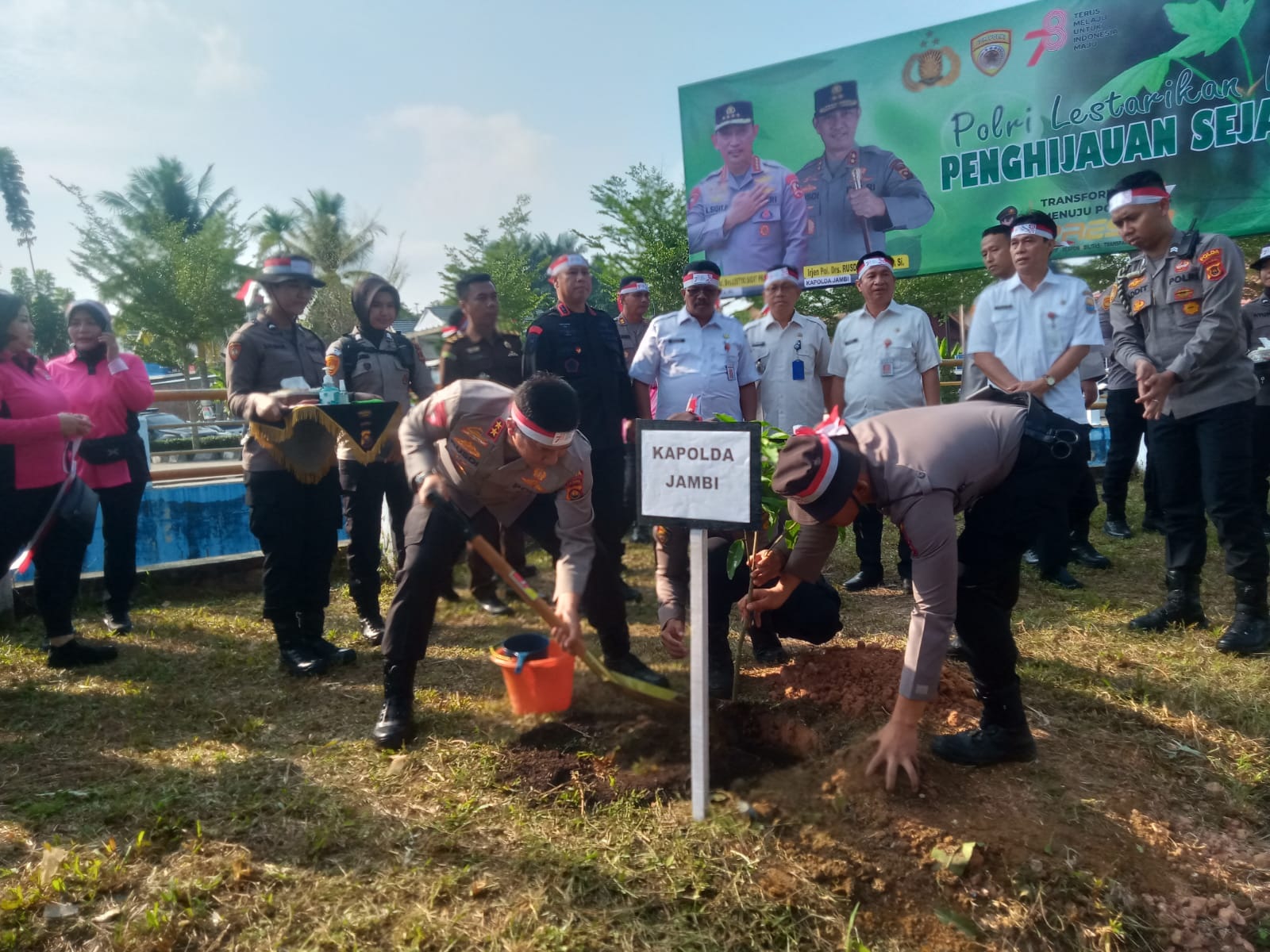 Polda Jambi Ikuti Kegiatan Penanaman Pohon Serentak Mabes Polri, 1000 Bibit Ditanam