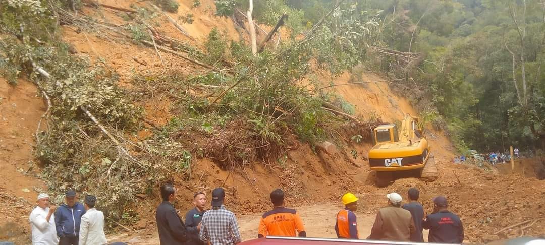 Jalan Sungai Penuh- Tapan Tertimbun Longsor,Kendaraan Besar tak Bisa Lewat