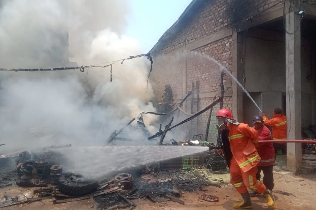 BEAKING NEWS: Bengkel Mobil di Talang Banjar Terbakar 