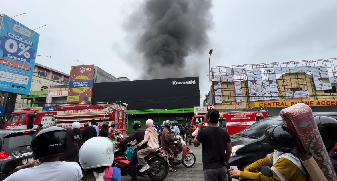 Dealer Kawasaki Sipin Terbakar, Satu Unit Sepeda Motor Hangus Terbakar 