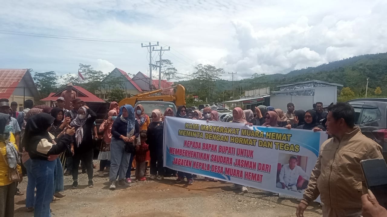 Ratusan Warga Muara Emat Demo Minta Kades Mundur