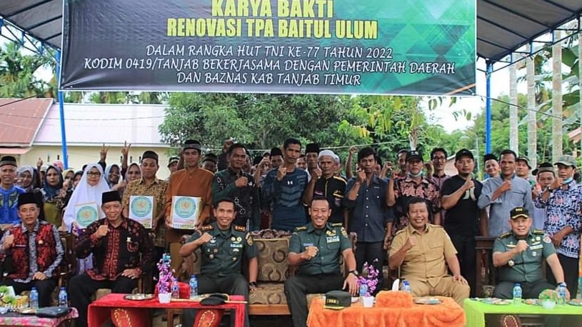 Bupati Tanjabtim Dampingi Kasrem 042/Gapu Pembukaan Karya Bakti HUT TNI Ke- 77