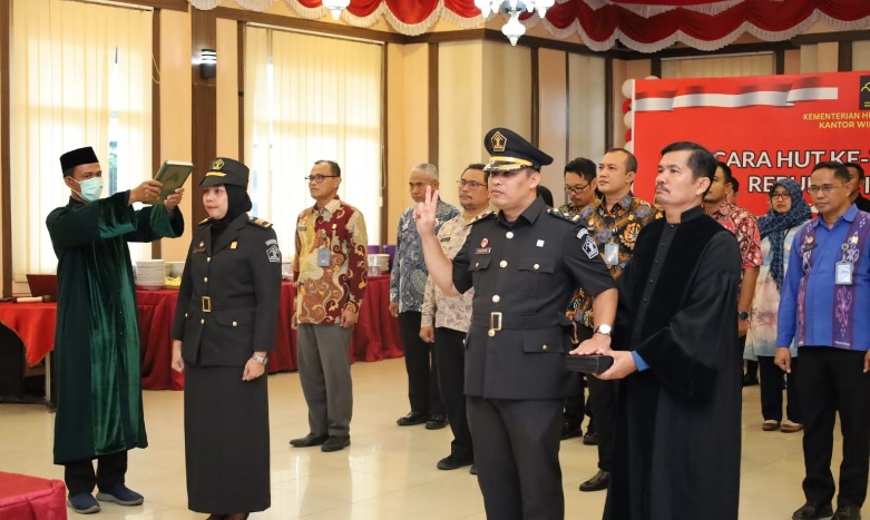 Kakanwil Kemenkumham Jambi Lantik Jabatan Fungsional Perancang Peraturan Perundang - Undangan