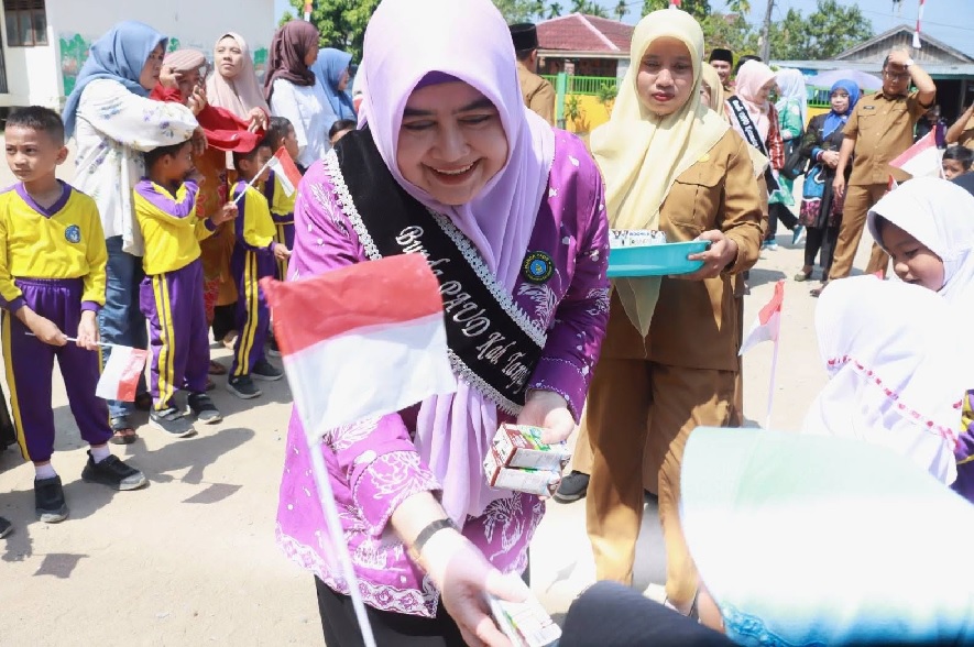 Bunda PAUD Tanjab Barat Serahkan Seragam Gratis di Bram Itam untuk Dorong Pendidikan Berkualitas