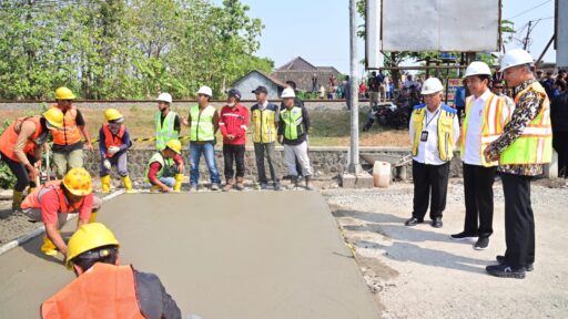 Presiden Jokowi Tinjau Rekonstruksi Jalan Raya Surakarta-Gemolong-Purwodadi