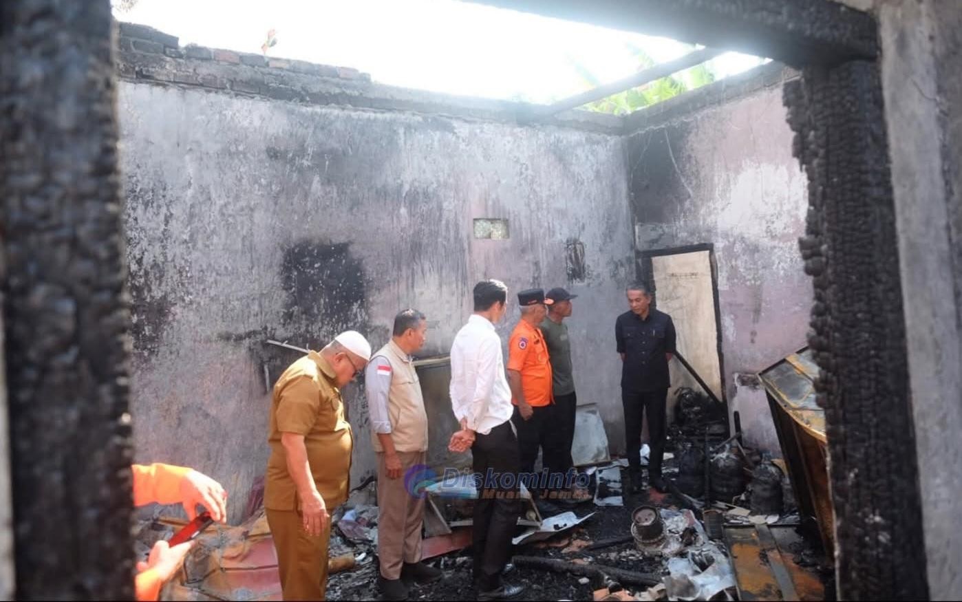 Wabup Junaidi Salurkan Bantuan untuk Warga