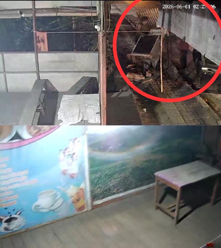 Dua Pria Terekam CCTV Curi Pom Mini di Depan Warung