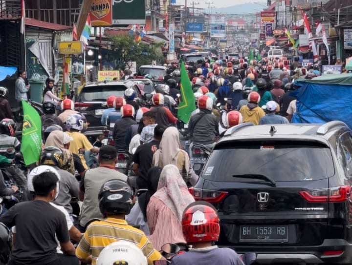 Ribuan Massa Antusias Ikut Antos-Lendra Daftar ke KPU Sungai Penuh