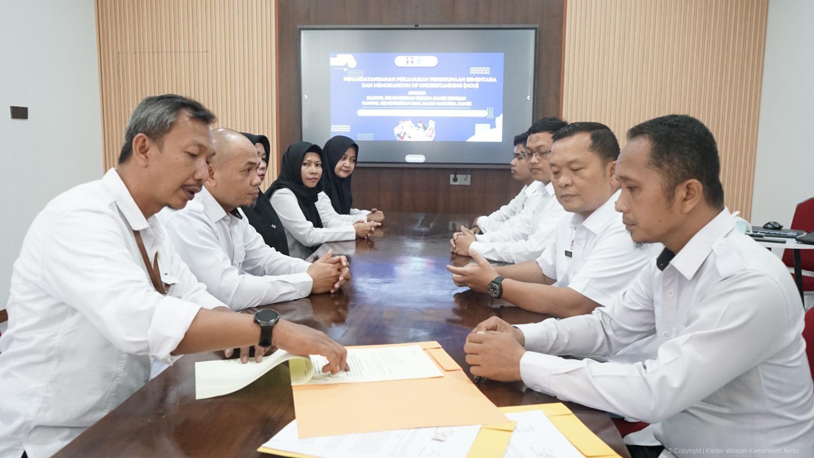 Kanwil Kemenkum Jambi - Kanwil KemenHAM Jambi Tandatangani MoU dan BMN