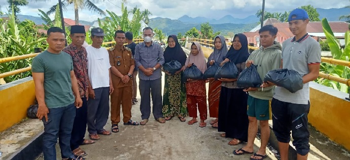 Baru Dilantik Jadi Kades, Jon Langsung Bantu Warga Terdampak Banjir