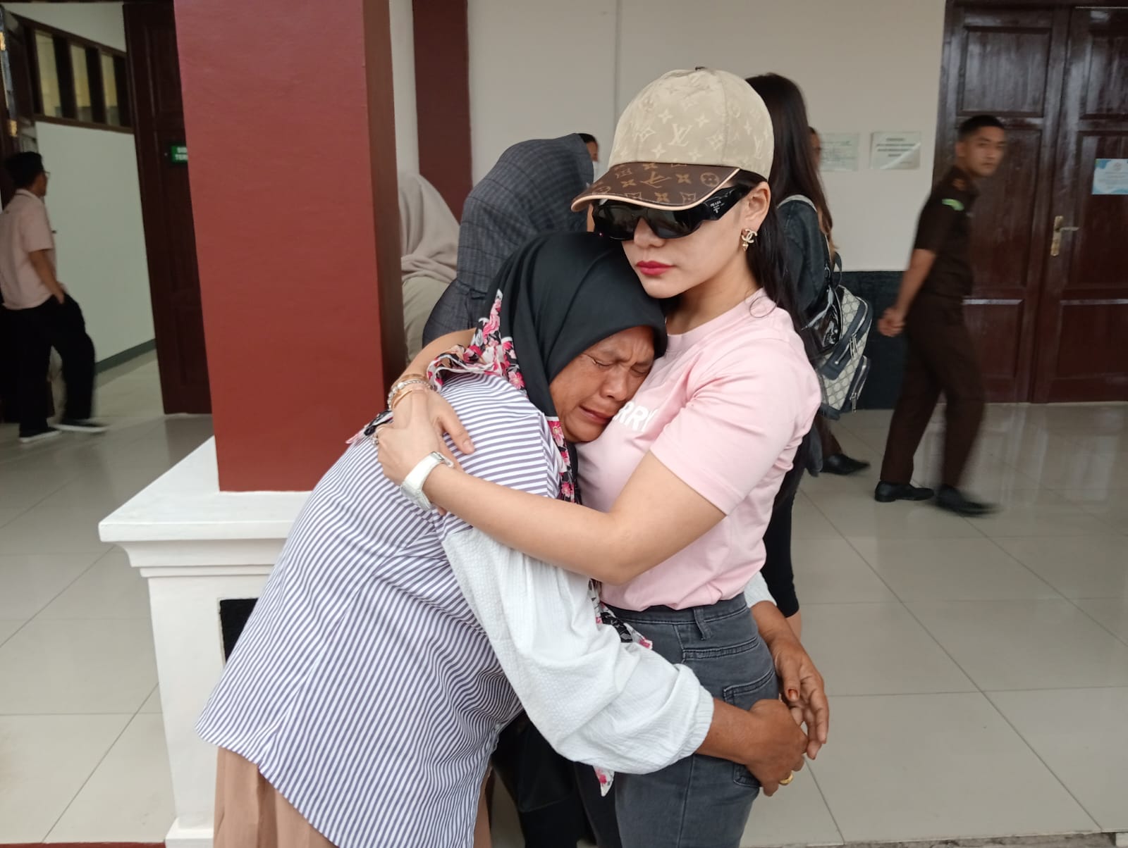 Ibu Ko Apek Menangis Histeris Usai Majelis Hakim Jatuhi Anaknya Hukuman 5,6 Tahun Penjara 