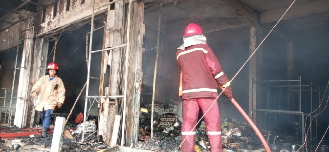 Bakal Toko Baju Serba 35.000 di Jelutung Terbakar, Tiga Orang Pekerja Dilarikan ke Rumah Sakit