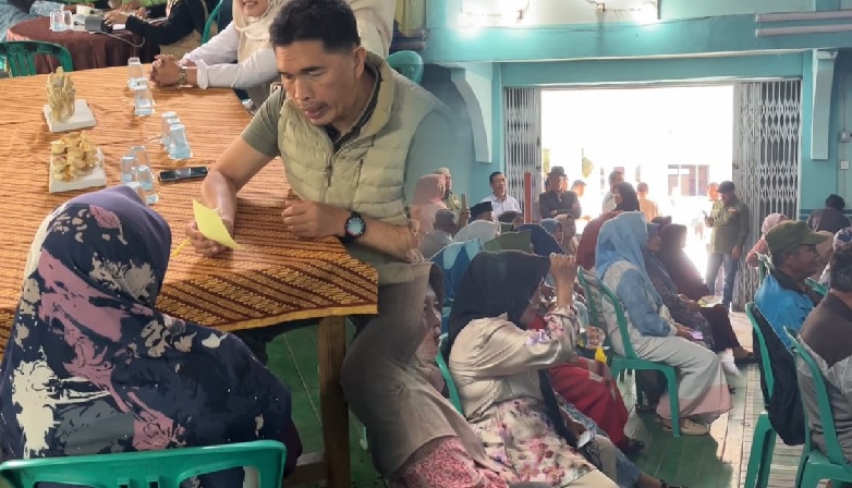 Dokter Deri Beri Pelayanan Kesehatan Gratis di Bukit Kerman, Warga: Kami Doakan Pak Deri Sukses Jadi Bupati 