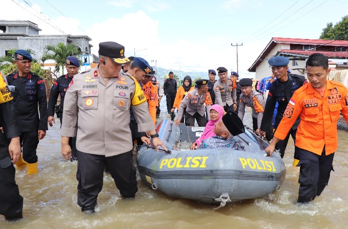 Wakapolda Jambi Tinjau Banjir di Kerinci serta Beri Bantuan
