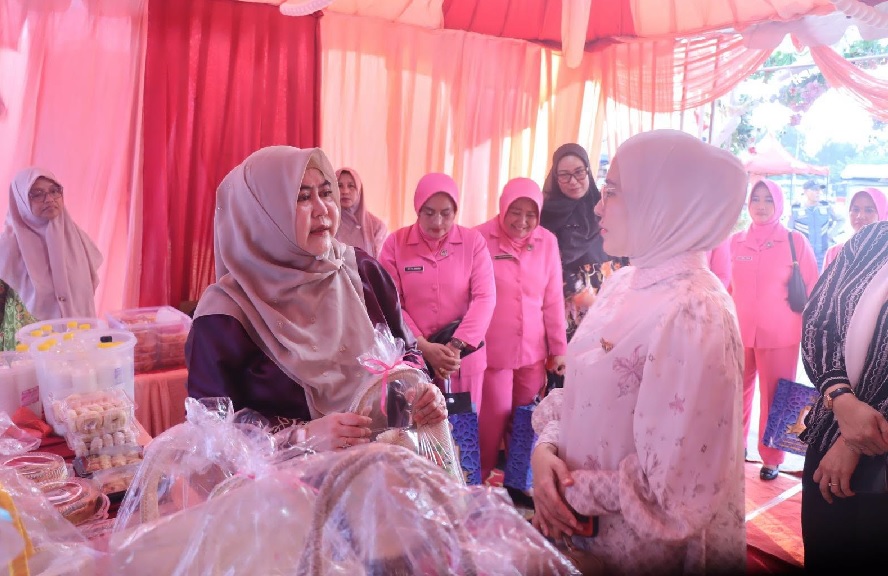 Ketua TP-PKK dan Ketua Bhayangkari Tanjab Barat Tinjau Stand Bazar dan UMKM di Alun-Alun Kuala Tungkal