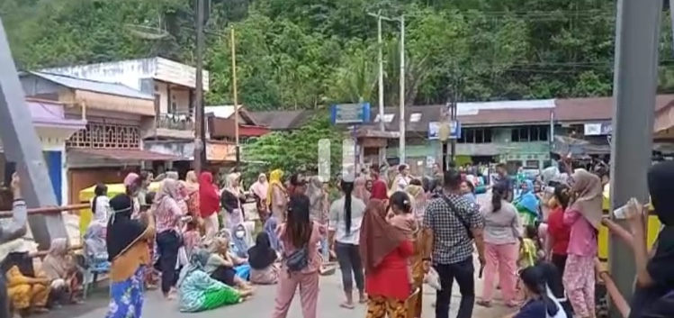 BREAKING NEWS: Jalan Kerinci-Bangko di Muaro Emat Diblokir Warga, Minta Kades Mundur