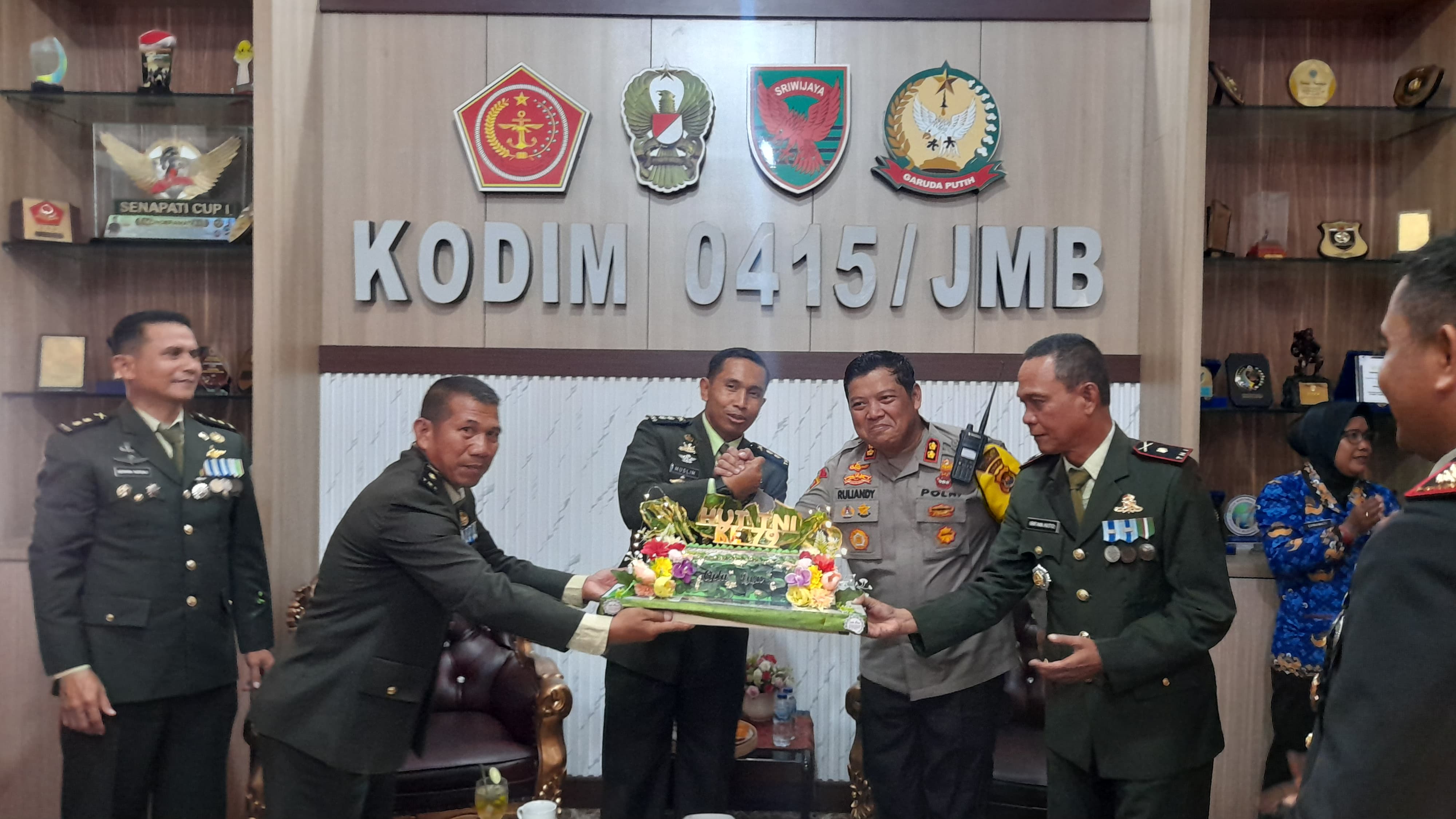 HUT TNI ke-79, Kasdim Jambi Sambut Kapolresta dan Kapolres Muaro Jambi dengan Hangat