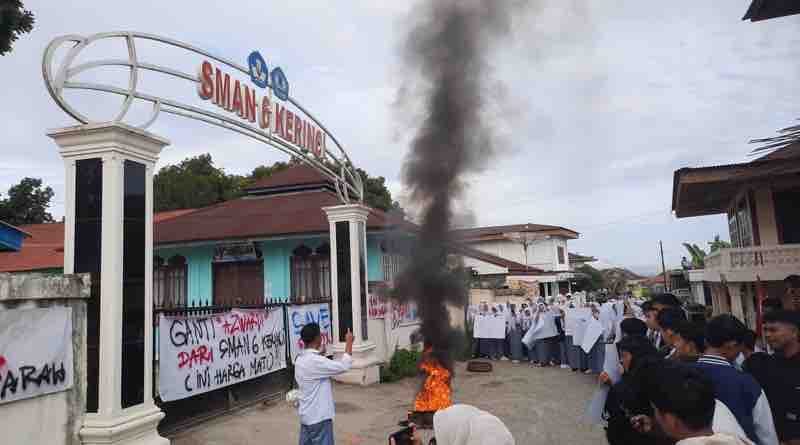 Kepala SMAN 6 Kerinci Didemo Siswa, Ini Tuntutannya..