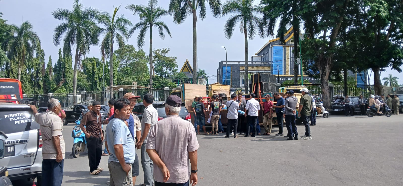 Ratusan Sopir Material Geruduk Tugu Keris, Protes Pembatasan Solar: “Kami Bukan Pelangsir!